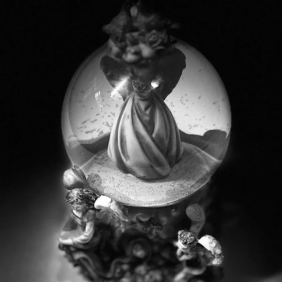 Sankyo vintage Musical snow globe featuring angels on the outside and inside. - Picture 13 of 16